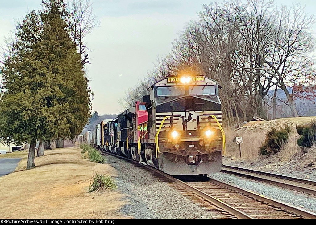 NS 4017 leads manifest freighq 19G westbound 